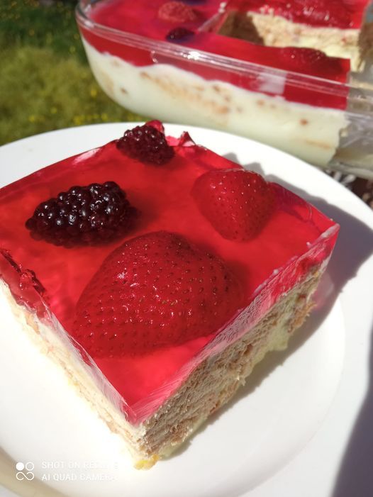 Niesamowity deser z ciasteczek – kremu – galaretki, łatwy i bardzo pyszny!