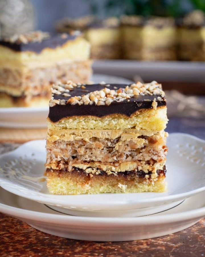 Ciasto biszkoptowo-orzechowe z masą kawową