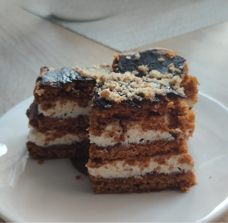 Ciasto z Kaszą Manną i Powidłami Śliwkowymi – Klasyczny Smak w Nowoczesnym Wydaniu