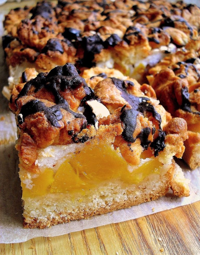 Kruche Ciasto z Brzoskwiniami i Bezą: Idealne Połączenie Lekkości i Słodyczy 🍑🍰