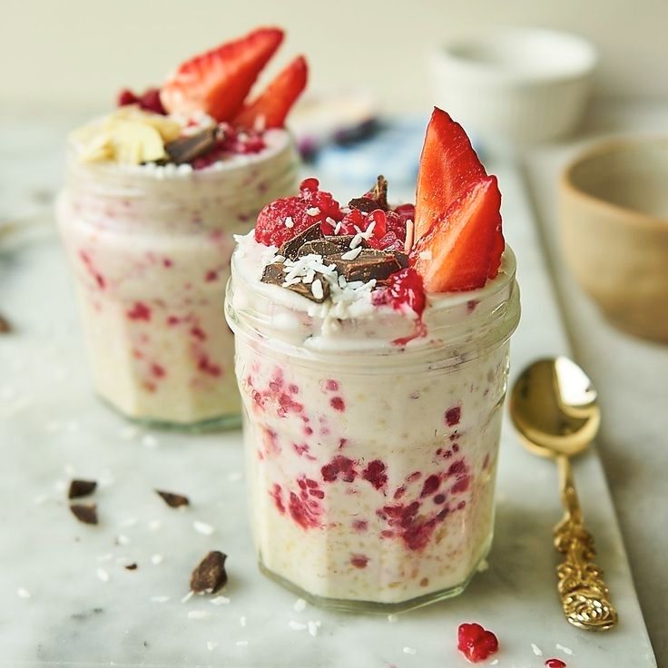 Jeszcze dziś mam dla Was przepis na wysokobiałkową nocną owsianke z truskawkami,malinami i kokosem