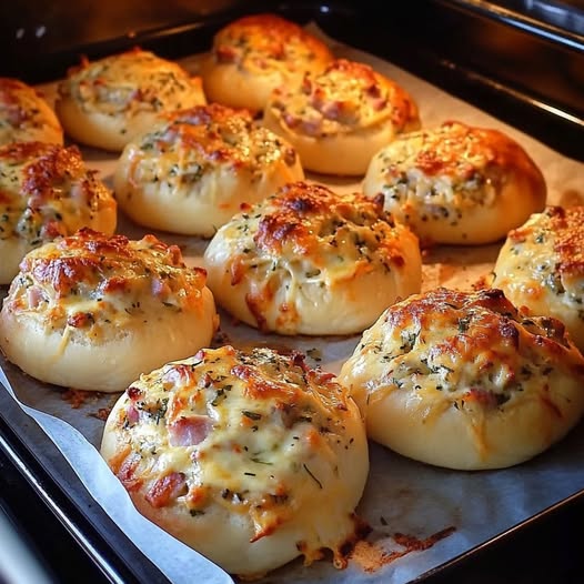 Zapiekane bułeczki z farszem serowo-warzywnym
