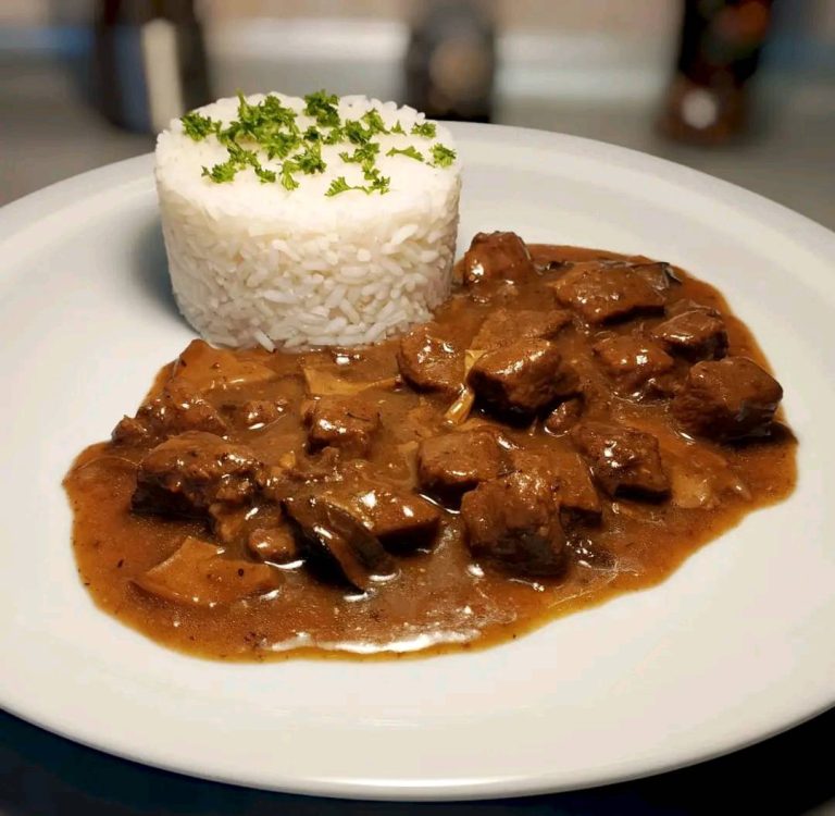 Kostki wołowe z sosem grzybowym i ryżem. Życzę wszystkim miłego i relaksującego poranka