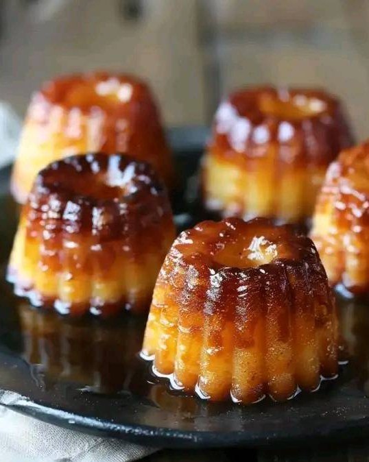 Ciastka z semoliny i daktyli Makroud są pięknie ułożone