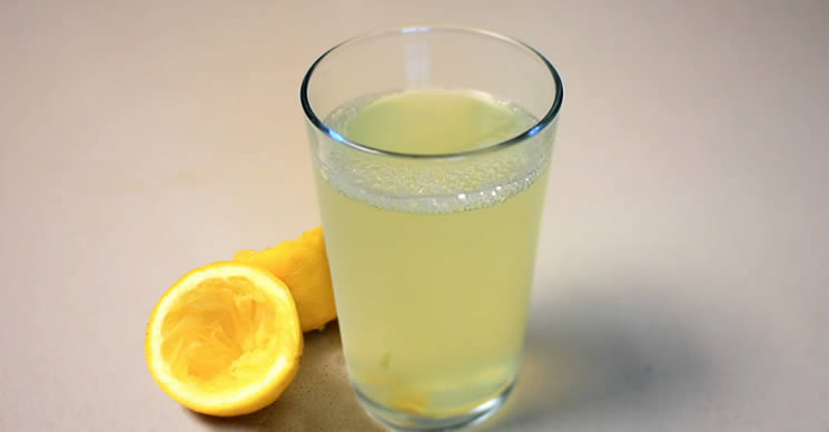 7 potężnych korzyści picia ciepłej wody z cytryną każdego ranka
