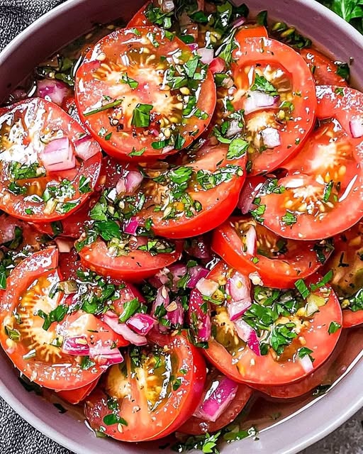 Pyszna sałatka z marynowanych pomidorów