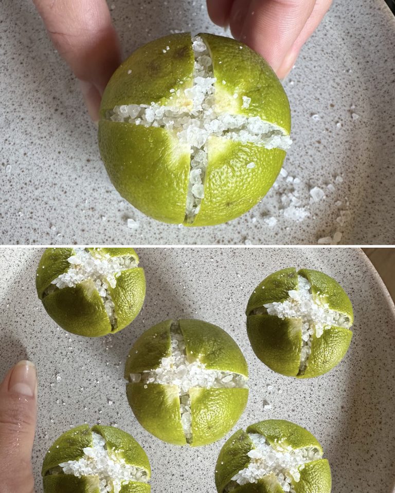 Pokrój cytrynę na ćwiartki, posyp solą i umieść na środku pokoju