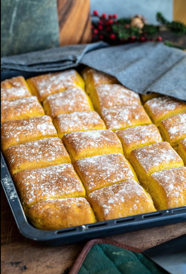 Chleb szafranowy na patelni do pieczenia