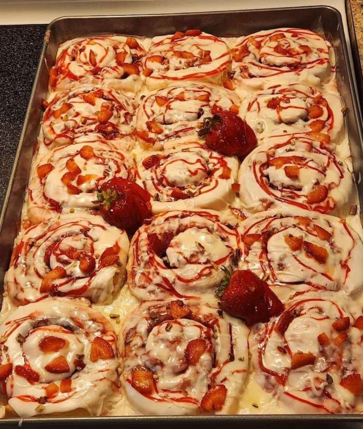 Truskawkowe bułeczki z serkiem kremowym – miękkie, puszyste i idealne na każdą okazję