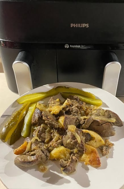 Wątróbka drobiowa pieczona z cebulą i jabłkiem w airfryerze