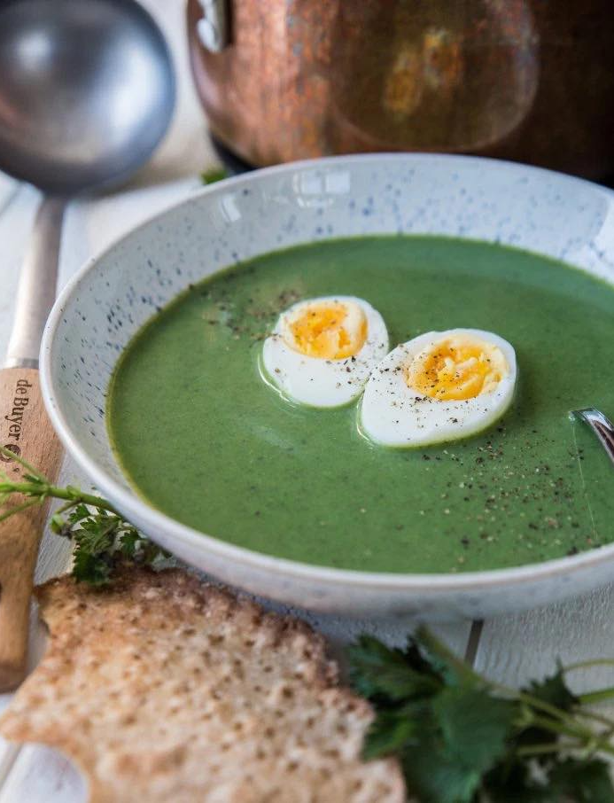 Zupa z pokrzywy z połówkami jajka