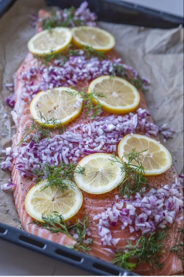 Cała strona łososia w piekarniku