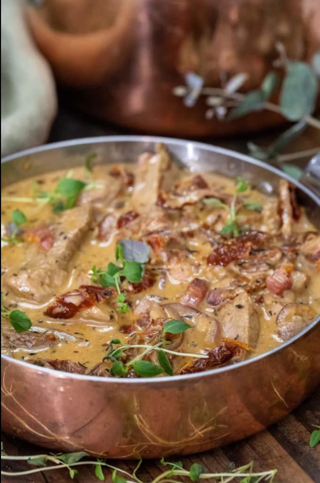 Gulasz z filetu wieprzowego z suszonymi pomidorami