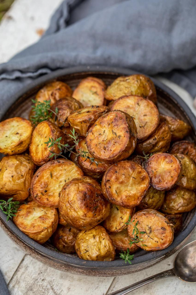 Połówki ziemniaków w piekarniku z tymiankiem