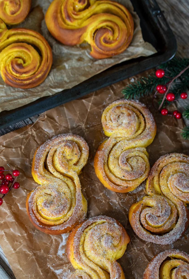 Bułeczki szafranowe z cukrem kardamonowym