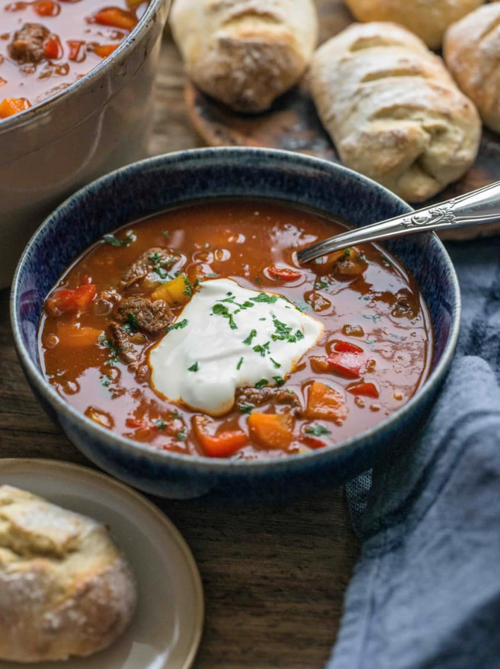 Zupa z gulaszu ze świeżo pieczonym chlebem