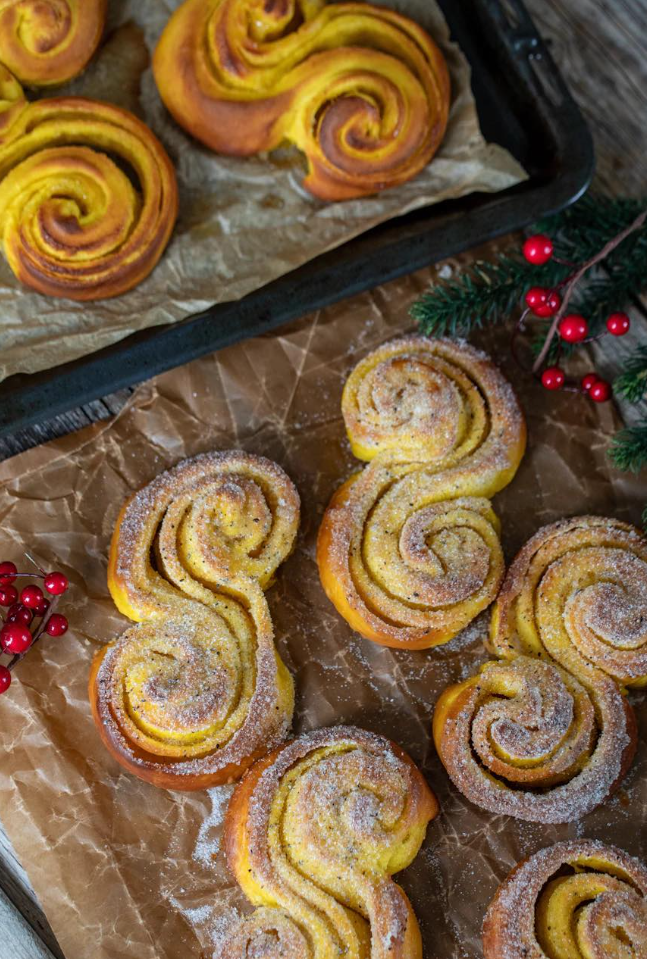 Bułeczki szafranowe z cukrem kardamonowym