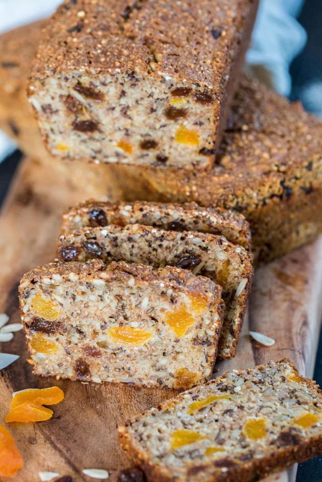 Kwaśny bochenek mleczny z morelą i rodzynkami