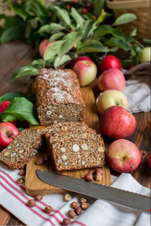 Kwaśny bochenek mleczny z jabłkiem i orzechami laskowymi