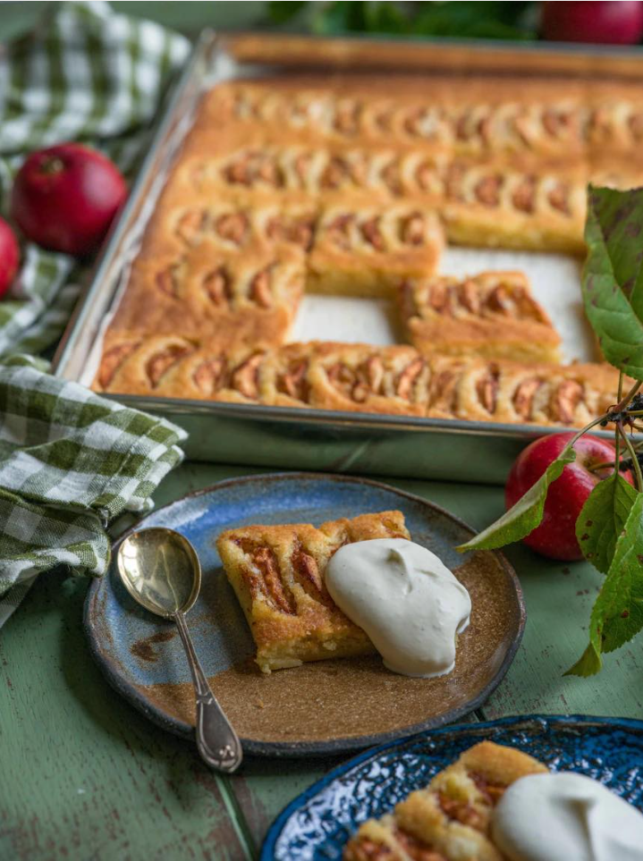 Ciasto jabłkowe na blachie do pieczenia