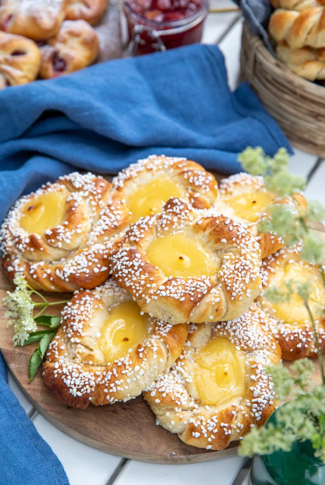 Bułeczki waniliowe z kremem z czarnego bzu