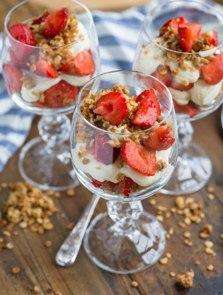 Deser w szklance z truskawkami i okruszką owsianą