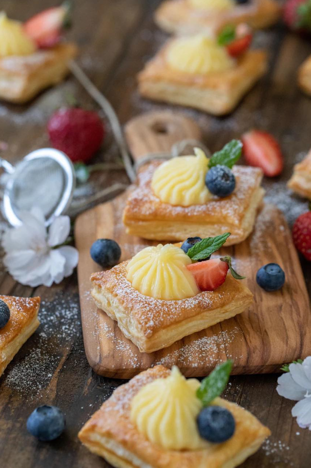 Ciasto francuskie z kremem z czarnego bzu