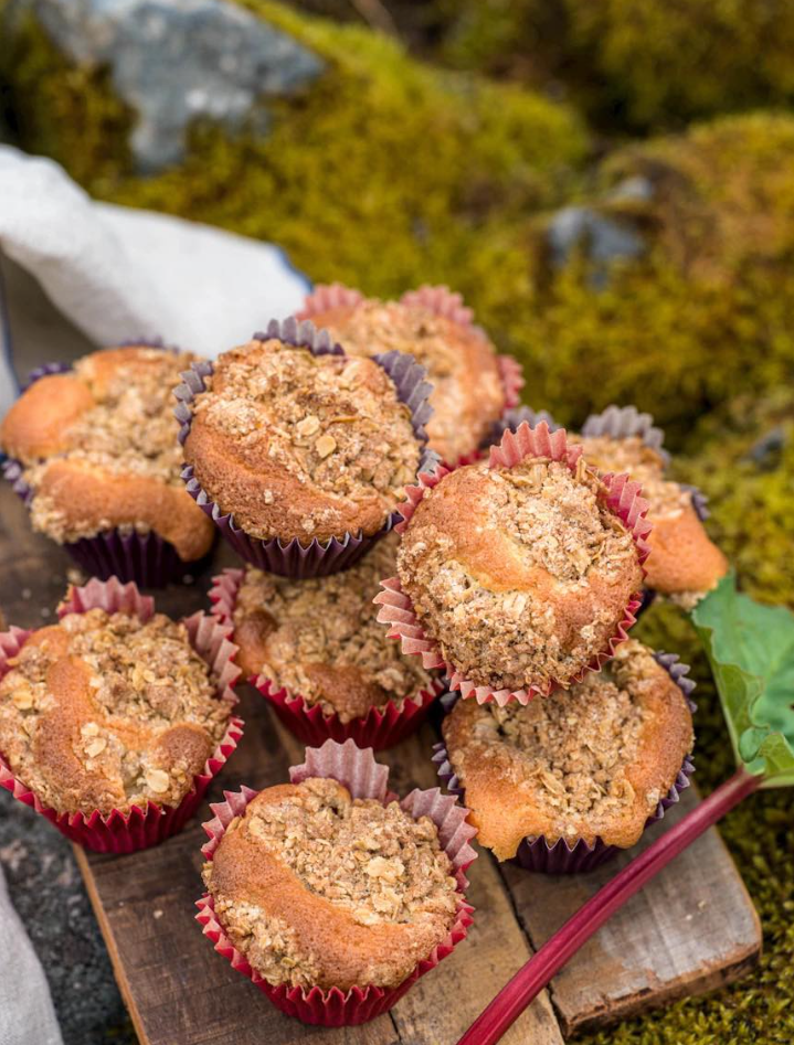 Muffinki rabarbarowe z cynamonową okruszką