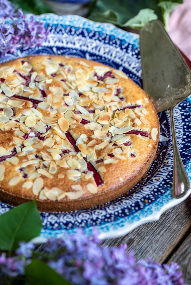 Ciasto z błota rabarbarowego z pastą migdałową