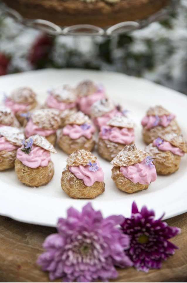 Petit chouxes z musem malinowym