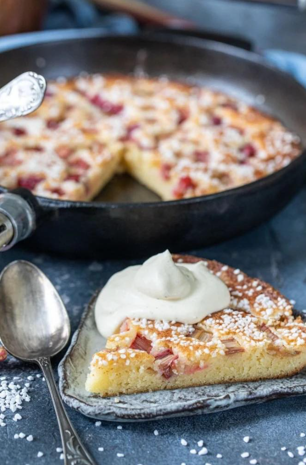 Ciasto z patelnika z rabarbarem