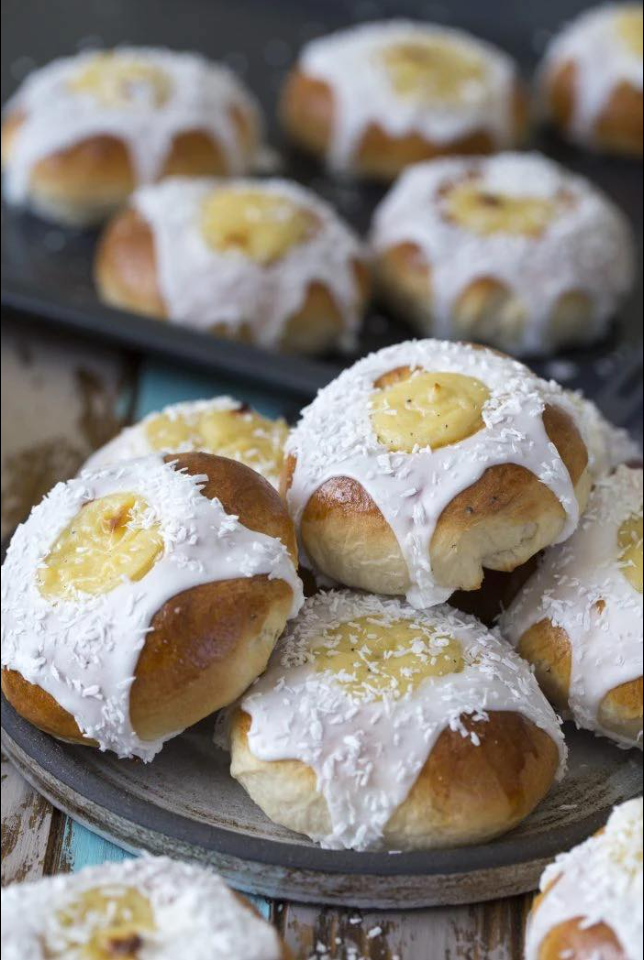 Skolebrød – norweskie bułeczki z waniliową śmietaną i kokosem