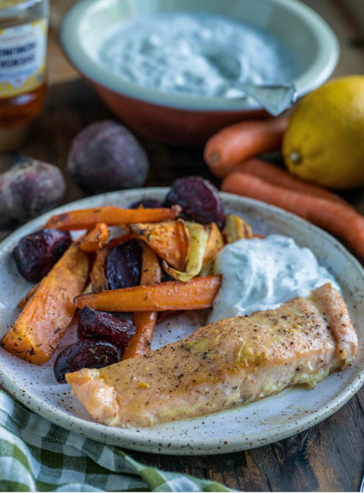 Łosoś pieczony w piekarniku z miodem i dijon