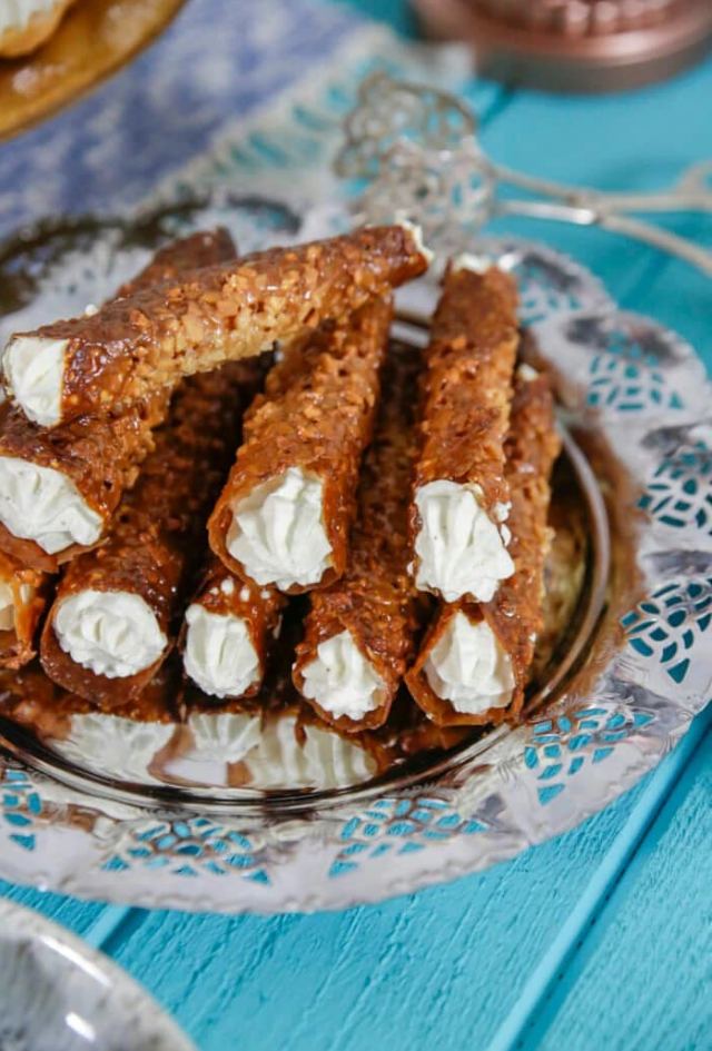 Rolki krokietowe z kremem kardamonowym