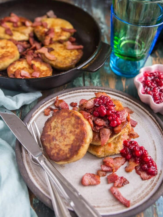 Bułeczki ziemniaczane z borówkami z bruszką