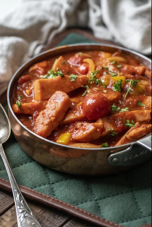 Kiełbasa stroganoff z sosem pomidorowym