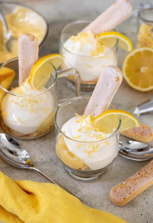 Prosty deser z cytrynowym twarogiem