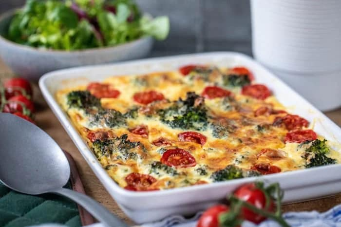 Brokuły zapiekane z pomidorkami koktajlowymi