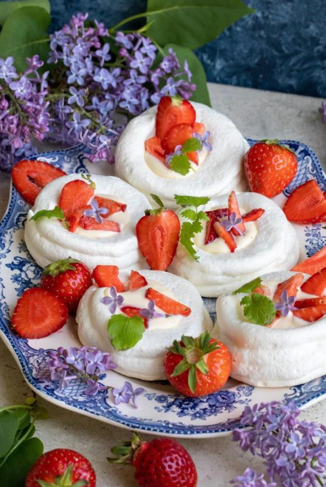 Mini pawłowa z truskawkami