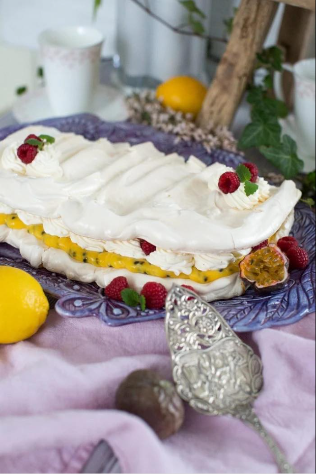 Ciasto bezowe na patelni do pieczenia z marakują i malinami