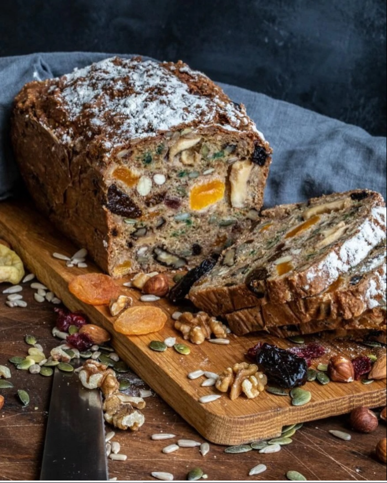 Chleb owocowy z orzechami i pestkami
