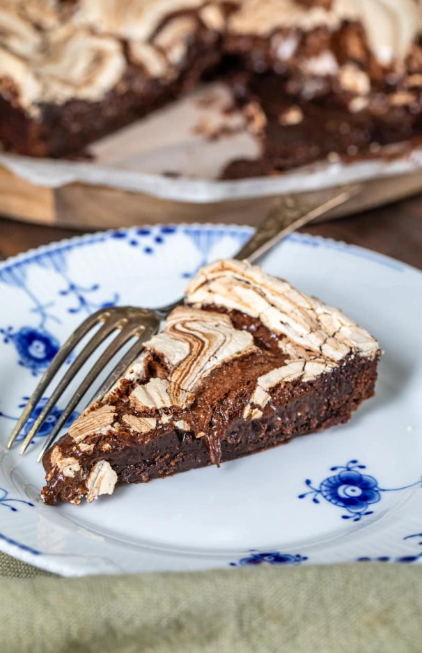 Błotne ciasto z bezą