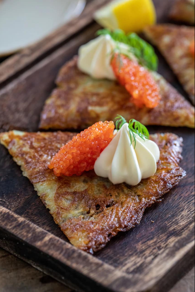 Surowe krewetki z kwaśną śmietaną i ikrą