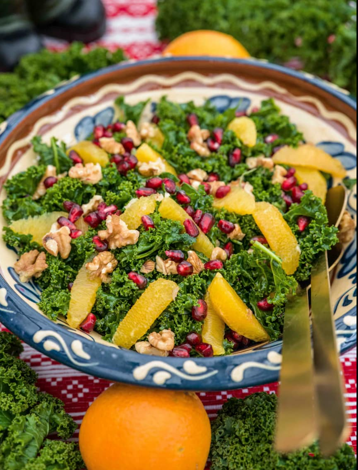 Sałatka z jarmużu z pomarańczą i orzechami włoskimi