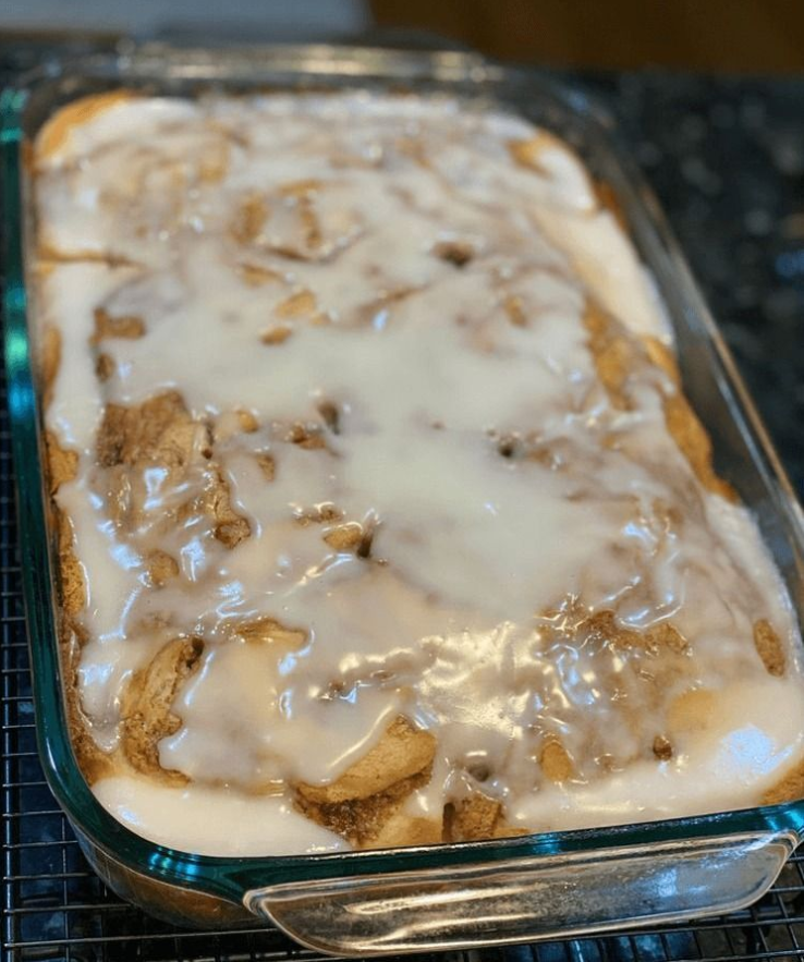 Przepis na ciasto cynamonowe z polewą serową – Pyszna alternatywa dla klasycznych bułeczek cynamonowych