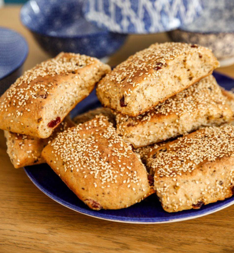 Bröd i långpanna med sesamfrön, havtorn och tranbär