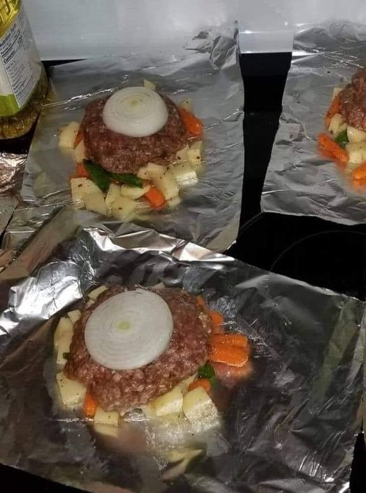 Jak przygotować pakiety hamburgerowe na grillu lub w piekarniku – Prostota i smak w jednym