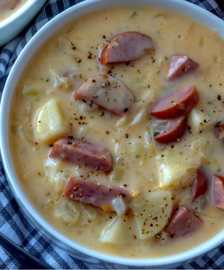 Zupa z kiełbasy z ziemniakami – Pyszna i sycąca propozycja na obiad