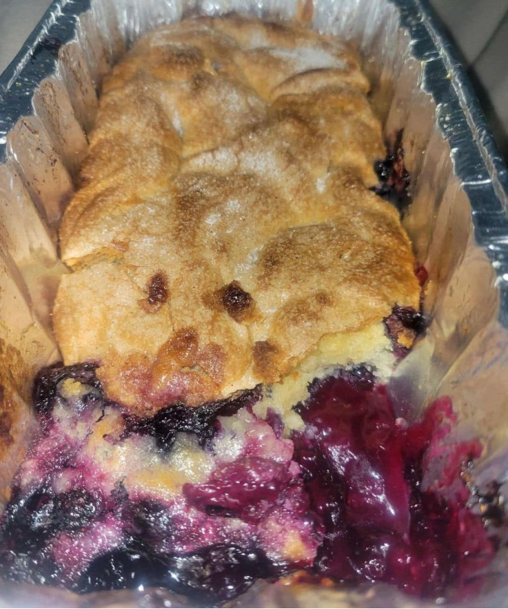 Przepis na Pyszny Deser z Jeżynami – Ciasto z Owocami i Kremową Polewą