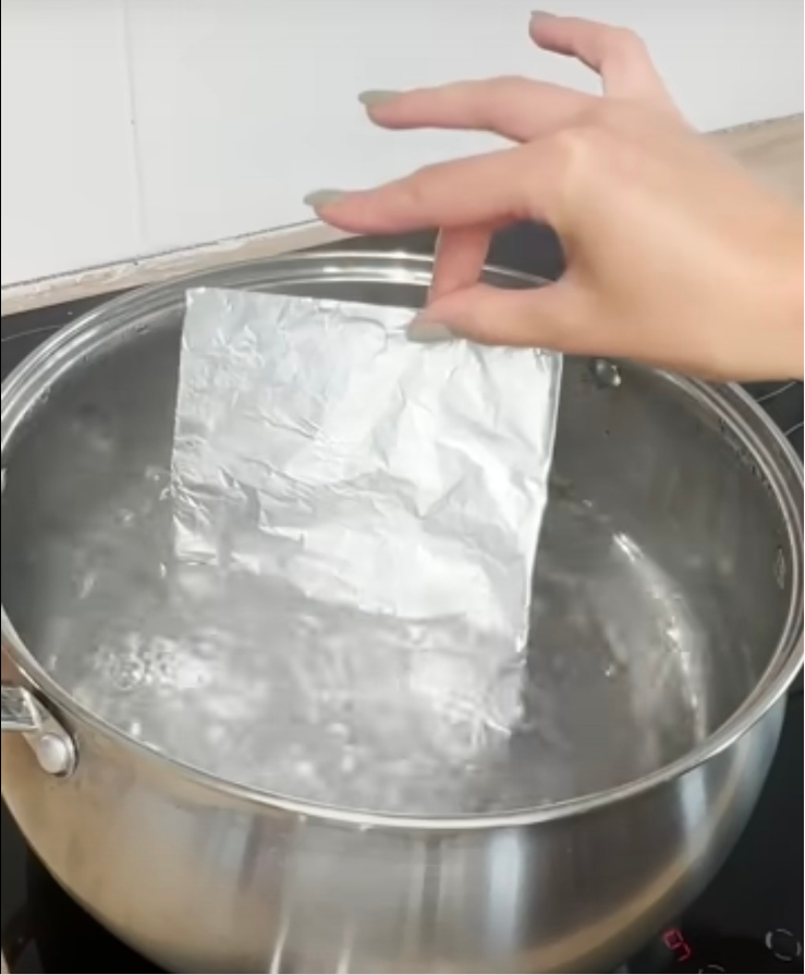 Jak przywrócić blask starym sztućcom za pomocą folii aluminiowej – Prosta i skuteczna metoda